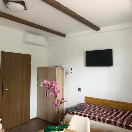 Cafe De La Creme Gasthuis Kuzelov